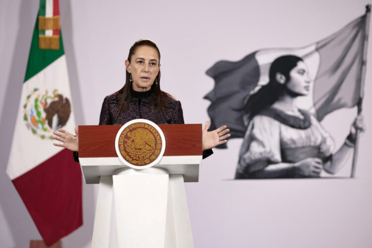 MEX4619. CIUDAD DE MÉXICO (MÉXICO), 05/10/2026.- La presidenta de México, Claudia Sheinbaum, habla durante una rueda de prensa este lunes, en el Palacio Nacional de Ciudad de México (México). Sheinbaum, acusó a grupos de la derecha dentro del Gobierno de Estados Unidos de buscar un cambio político en México, al ser preguntada sobre una posible intervención estadounidense en las elecciones presidenciales mexicanas de 2030. EFE/ José Méndez