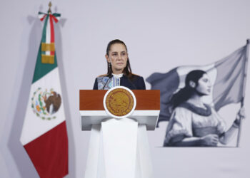 Instruye Sheinbaum renegociar aumento salarial para trabajadores del IMSS