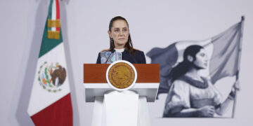 Instruye Sheinbaum renegociar aumento salarial para trabajadores del IMSS