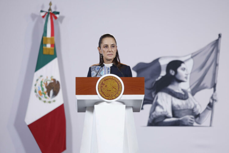 MEX6020. CIUDAD DE MÉXICO (MÉXICO), 15/10/2026.- La presidenta de México Claudia Sheinbaum, habla durante una rueda de prensa este jueves en el Palacio Nacional de la Ciudad de México (México). Sheinbaum anunció la elaboración de un plan para reforzar la seguridad en el estado de Morelos (centro), que ha visto una creciente ola de violencia en los últimos meses, centrado en el fortalecimiento de las corporaciones policiales locales, el aumento de fuerzas federales y el combate a la extorsión. EFE/Sáshenka Gutiérrez