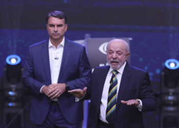 Enfrentan Lula y Flávio Bolsonaro una reñida segunda vuelta presidencial en Brasil