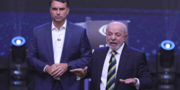 Enfrentan Lula y Flávio Bolsonaro una reñida segunda vuelta presidencial en Brasil