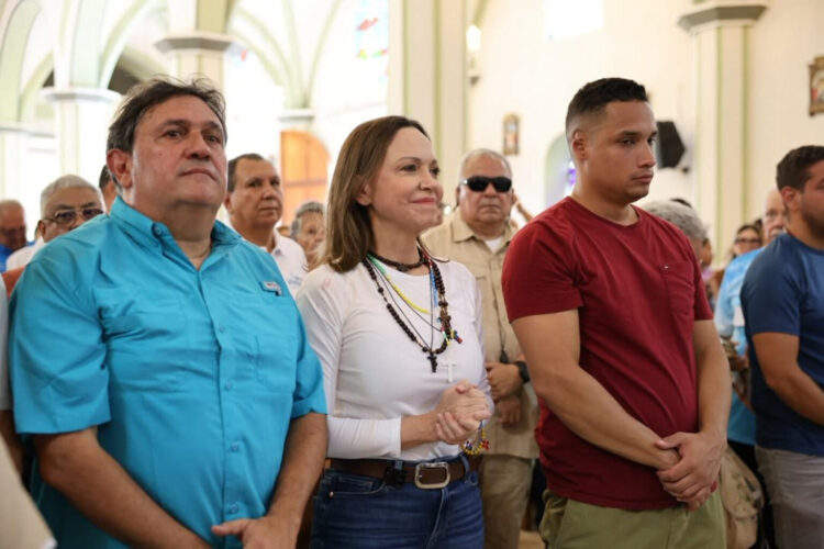 AME9688. BARQUISIMETO (VENEZUELA), 25/10/2026.- Fotografía cedida por el partido político Vente Venezuela que muestra a la premio nobel de la paz 2025, María Corina Machado (c), orando durante una ceremonia este domingo, en el Santuario Divina Pastora en Barquisimeto (Venezuela). Desde que Machado saliera de Venezuela en diciembre del año pasado para recibir el Nobel de la Paz en Oslo, la opositora había manifestado que regresaría para seguir luchando por un cambio de Gobierno. EFE/ Vente Venezuela /SOLO USO EDITORIAL/ NO VENTAS/ SOLO DISPONIBLE PARA ILUSTRAR LA NOTICIA QUE ACOMPAÑA (CRÉDITO OBLIGATORIO)
