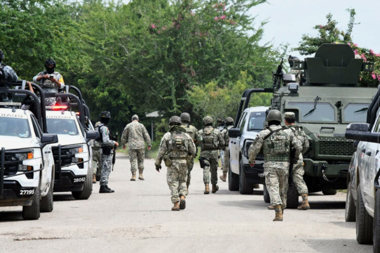 MEX4912. MAZATLÁN (MÉXICO), 08/10/2026.- Integrantes de la Guardia Nacional y del Ejército mexicano patrullan afuera de las instalaciones del penal El Castillo este jueves, luego de que al menos diez personas fallecieran y dieciséis más resultaran heridas tras un motín, en Mazatlán, Sinaloa (México). EFE/ Fausto Mcconegly