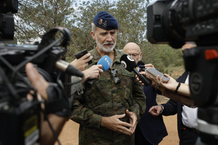 BETERA (VALÈNCIA), 28/10/2026.- El rey Felipe VI ha lamentado el terrible accidente de dos trenes ocurrido esta mañana en Urda (Toledo) y ha expresado el pésame y su tristeza, apoyo y cariño en un momento tan duro, en declaraciones en Bétera (Valencia), donde se encuentra asistiendo a un ejercicio militar. EFE/ Kai Försterling