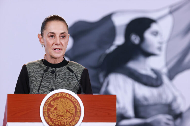 MEX7622. CIUDAD DE MÉXICO (MÉXICO), 29/10/2026.- La presidenta de México, Claudia Sheinbaum, habla durante una rueda de prensa este jueves, en el Palacio Nacional, en Ciudad de México (México). EFE/Mario Guzmán