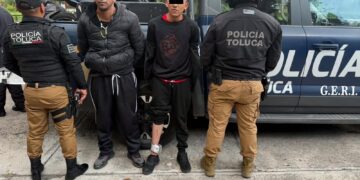 Detiene Policía Municipal de Toluca a dos presuntos motorratones por robo a transeúnte