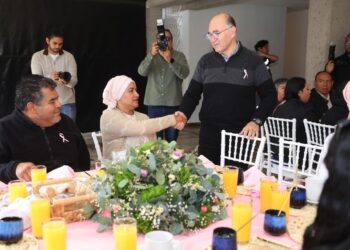 Estela Arriaga y Enrique Galindo abrazan a las mujeres en lucha contra el cáncer de mama