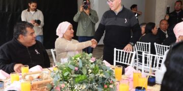 Estela Arriaga y Enrique Galindo abrazan a las mujeres en lucha contra el cáncer de mama